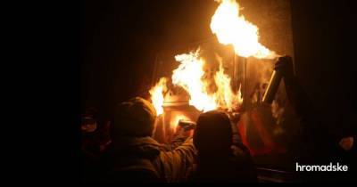 На акции в поддержку Стерненко пытались поджечь вывеску Офиса президента (фото, видео)