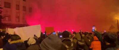 Митинг сторонников Стерненко: шумовые гранаты, разбитые окна и разрисованное здание ОП