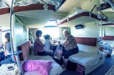 Страданиям пассажиров пришел конец: Укрзализныця заменит постель в поездах на одноразовую