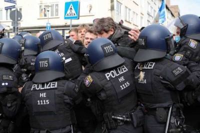 В Нидерландах антикарантинные протесты разогнали водометами