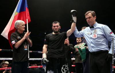 Российский боксер Бетербиев победил Дайнеса, защитив титулы WBC и IBF