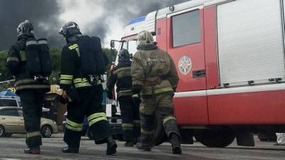 Спасатели тушат пылающий склад на юге Москвы