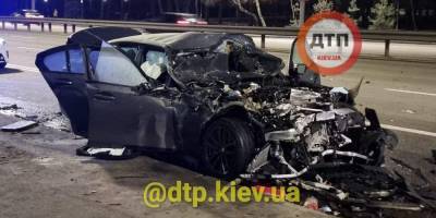 В центре Киева BMW врезался в авто аварийной службы: четыре человека пострадали