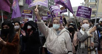 В Турции вспыхнули протесты из-за выхода из Стамбульский конвенции, которая защищает права женщин