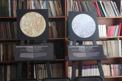 Бесплатная выставка снимков памятных монет о театре открылась в Чите