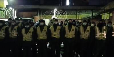 Полиция применила газ из-за столкновений под отделением, где удерживается участник акции под ОП — видео
