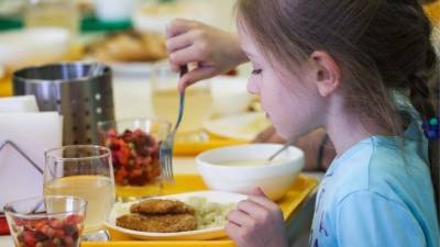 Уроки плохого питания. Кто и зачем травит детей в российских школах?