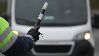 Житель Владивостока с полосатым жезлом «открыл охоту» на водителей