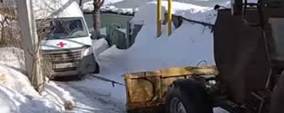 В Новосибирске в снегу увязла скорая помощь: вытаскивали тракторами