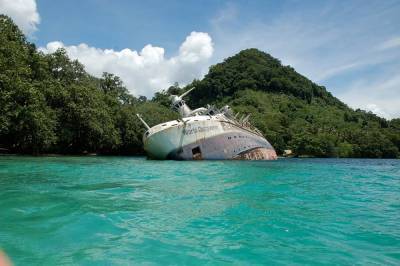Покоится в теплой бухте: история корабля World Discoverer, который наткнулся на неизвестный риф