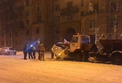 Машина коммунальщиков перевернула такси в Выборгском районе Петербурга