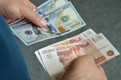 Аналитик объяснил, когда нужно менять доллары на рубли