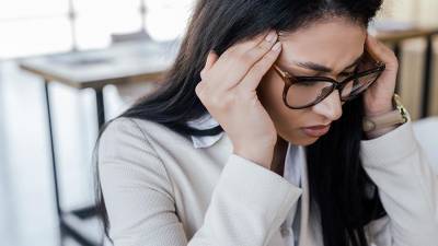 Врачи перечислили причины постоянных головных болей