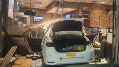 Видео: такси въехало в ресторан в Тель-Авиве, пострадали 5 человек