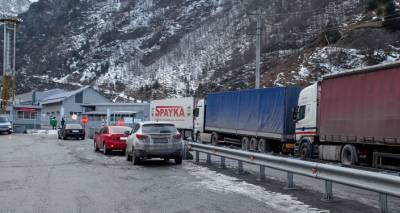 На Ларсе пробка из 400 грузовиков, в Армении есть закрытые дороги - МЧС