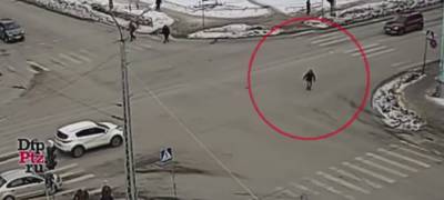 В Петрозаводске неадекватный пешеход кружился по перекрестку, убегая от машин (ВИДЕО)