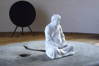 В Китае художник создал фигурку Трампа в образе Будды
