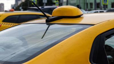 Такси перевернулась в Петербурге после столкновения с авто коммунальных служб