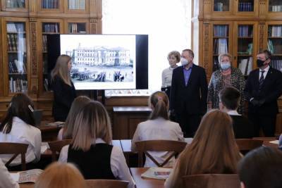 Беглов назвал будущим петербургской школы совмещение общего и дополнительного образования