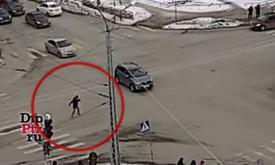 Неадекватный мужчина кружился по перекрестку в Петрозаводске, мешая автомобилям