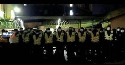 Протесты на Банковой: силовики подрались с митингующими у райотдела, где удерживали задержанного (ВИДЕО)