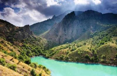 В сети показали, как одно из самых красивых озер Крыма превратилось в "лужу"