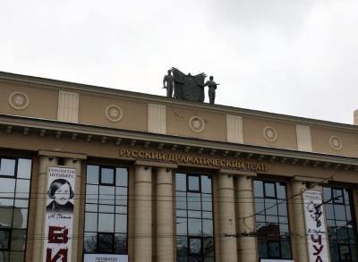 В Удмуртии установили скульптуры рабочего и солдата на здании Русского драмтеатра