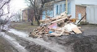 В ответ на просьбу помочь с дровами власти вывалили мусор к дому жительницы Красного Сулина