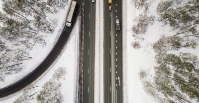 Дороги на большой части территории Латвии заснежены и обледенели