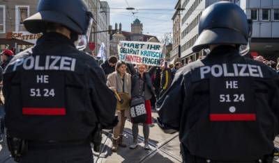 В Великобритании, Германии и Эстонии прошли протесты против карантинных мер