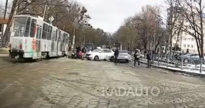 На проспекте Мира в Калининграде трамвай протаранил такси (видео)