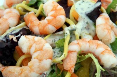 Салат из морепродуктов: диетолог поделилась рецептом легкого и полезного ужина
