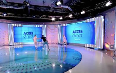 В Румынии голая женщина в прямом эфире напала на телеведущую