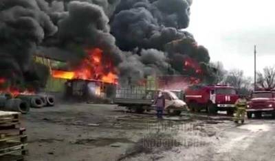 В Краснодарском крае произошел крупный пожар на складе автопокрышек