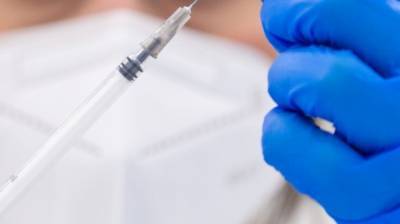 Привившийся вакциной AstraZeneca чиновник умер в Дании