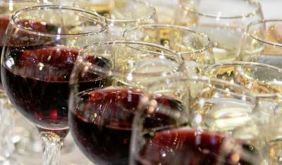 Россияне стали больше покупать водку, вино и шампанское