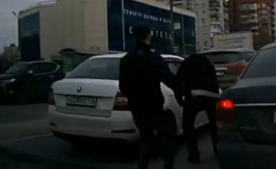 Видео: машине изрезали колеса, а ее водителя втоптали в асфальт – классика пробок в Петербурге