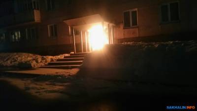Горящая стиральная машина заблокировала выход из подъезда одного из домов в Долинске