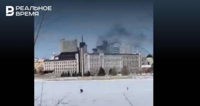 На видео сняли дым от пожара в здании казанского ГУМа: горит фасад со стороны двора