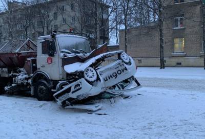 Два человека пострадали в аварии со снегоуборочной машиной в Петербурге