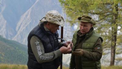 Путин и Шойгу гуляют по тайге и мастерят поделки из дерева