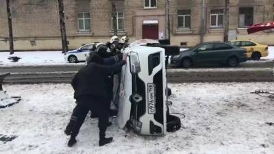 На Новолитовской улице спасатели ставят такси на колеса: видео