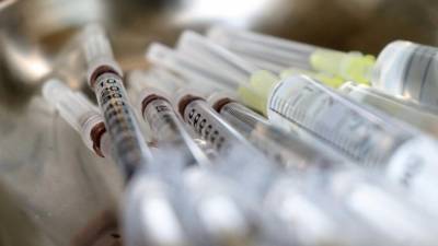 Российские ученые опровергли популярные мифы о вакцинации против коронавируса