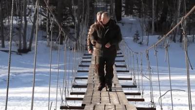 Шойгу показал Путину свою мастерскую резьбы по дереву во время отдыха в тайге