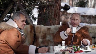 Как Путин и Шойгу проводят время в сибирской тайге — видео