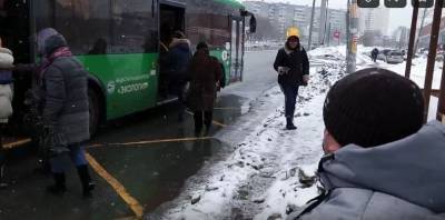 «Так на каждом шагу». В Челябинске инвалид не смог сесть в автобус из-за снега и грязи