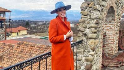 Катя Осадчая поразила стильным образом в ярком пальто: новые фото из Грузии
