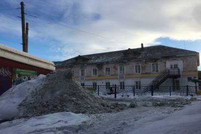 Более 40 придомовых территорий очистят от снега сегодня в Мурманске