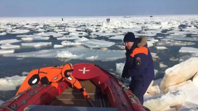 На Сахалине спасли рыбаков, оказавшихся отрезанными от берега