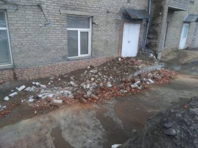 Соцсети: в кузбасском городе упал кусок стены многоэтажного дома